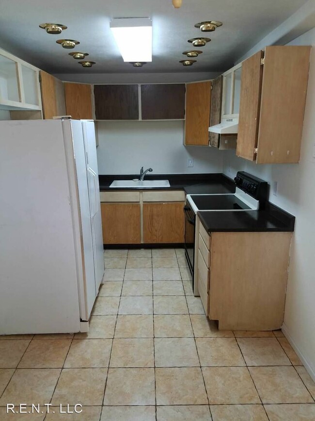 Foto del edificio - 3 br, 1 bath Apartment - 735 W Carter Dr.