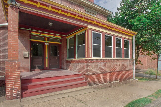 Building Photo - 216 Center St