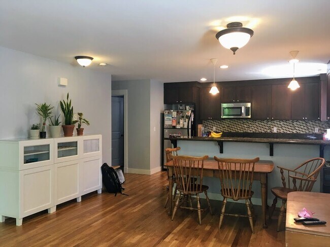 Foto del edificio - Spacious Townhouse for Rent – Minutes from...