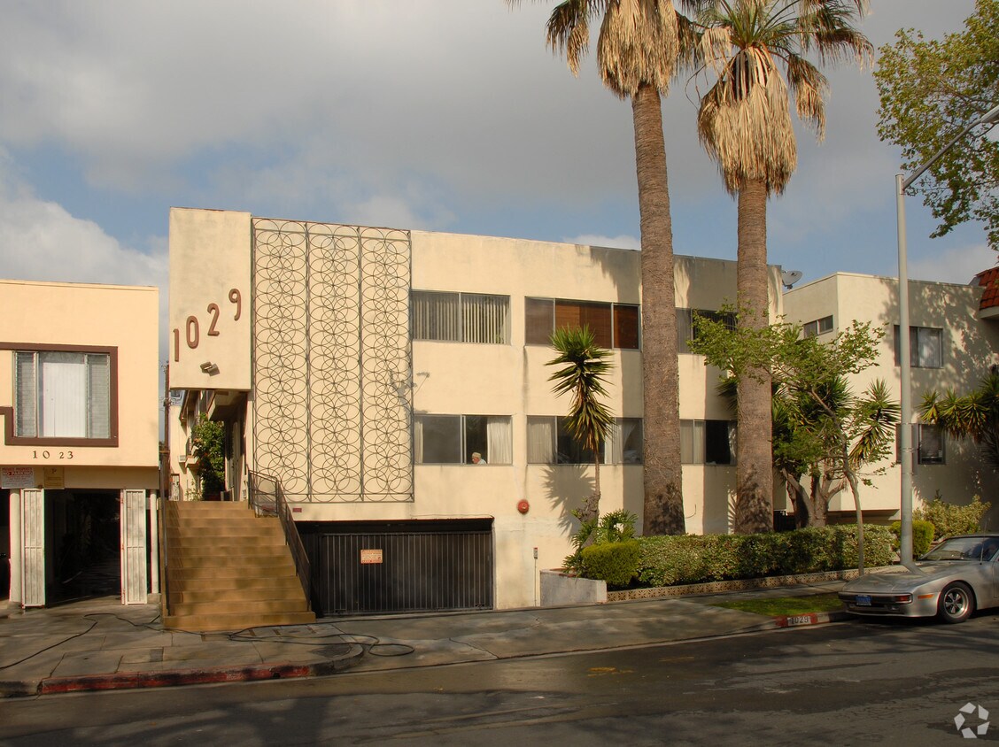 Foto principal - 1029 N Hayworth Ave