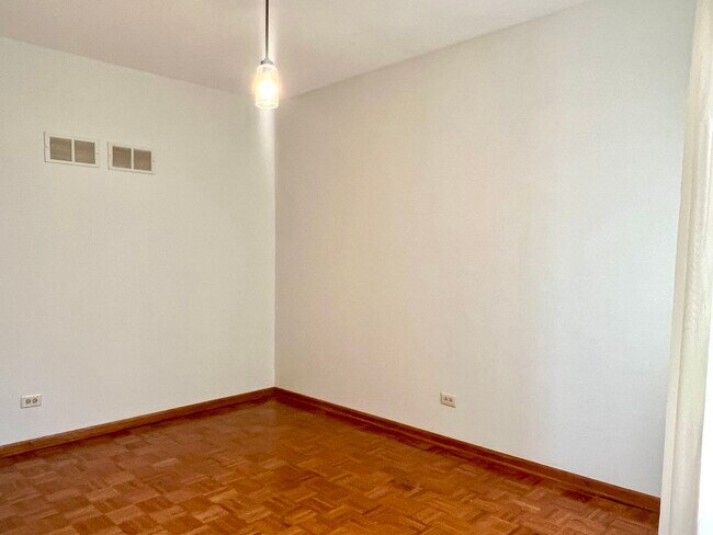 Building Photo - 520 W Parkside Dr