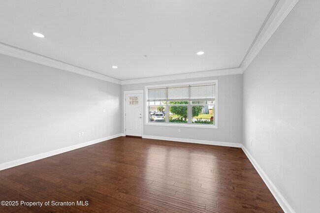 Building Photo - 15 Maple Leaf Dr