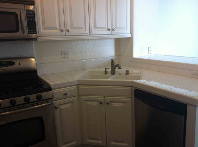 Building Photo - End unit townhome - Stainless Appl, Garage...