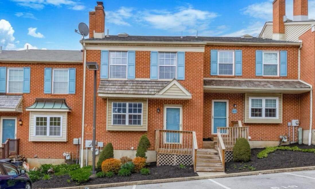 Brick townhouse - 618 Coates Ln