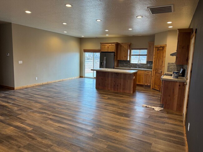 Foto del edificio - 3 Bed 2 Bath Home In Iron West