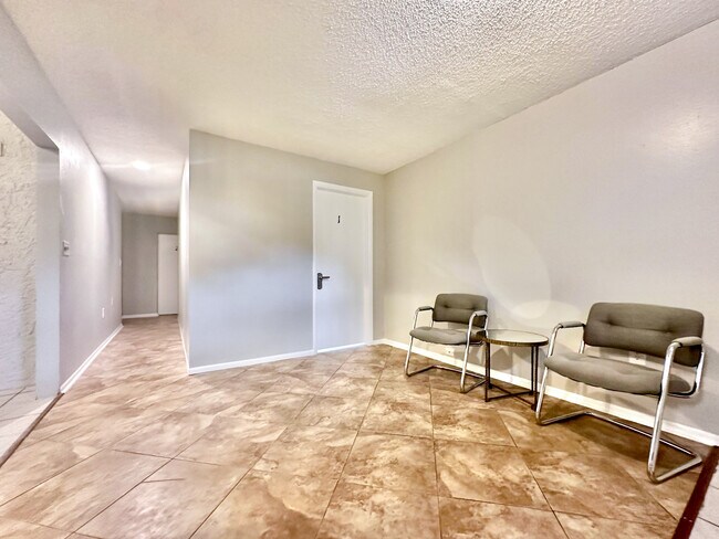 Foto del edificio - 23117 Dover Dr