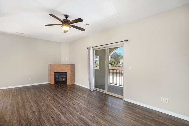 Building Photo - 2 bedroom Townhome near Bear Creek Park