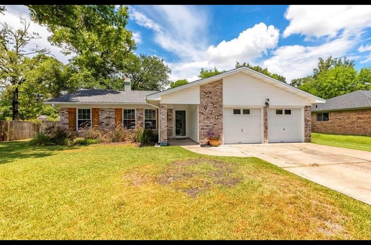 Building Photo - 970 Norwood Dr