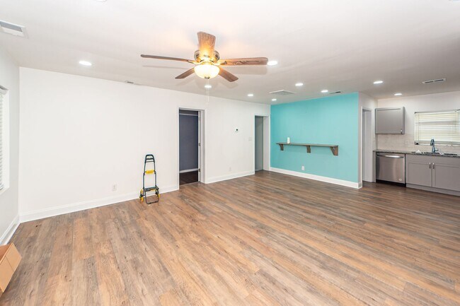 Building Photo - 6933 Raymond Ave