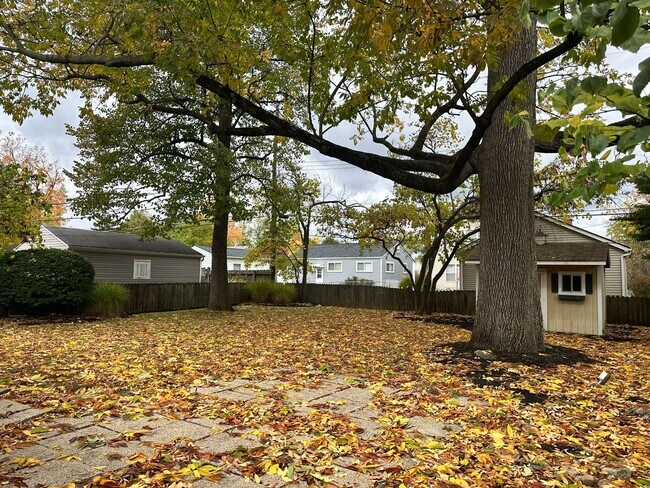 Building Photo - A charming Upper Arlington Home!