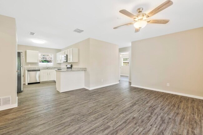 Building Photo - 6273 Checkmate Ln