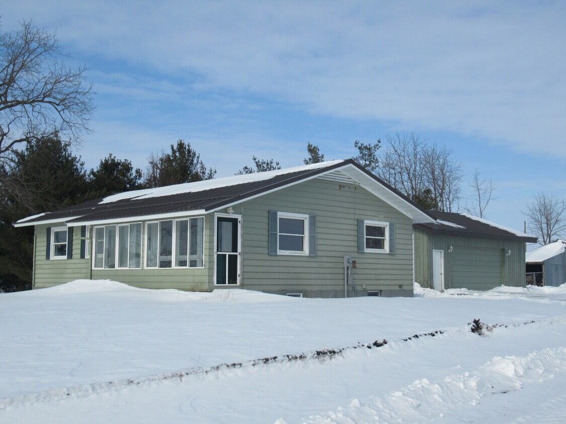 Foto principal - 10443 Osage Rd