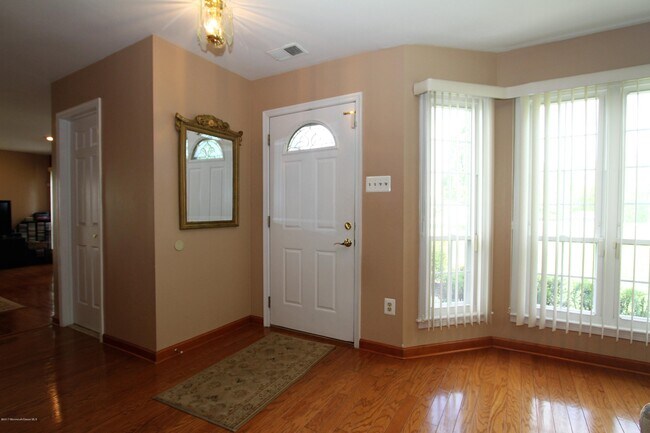 Building Photo - 563 Manchester Pl