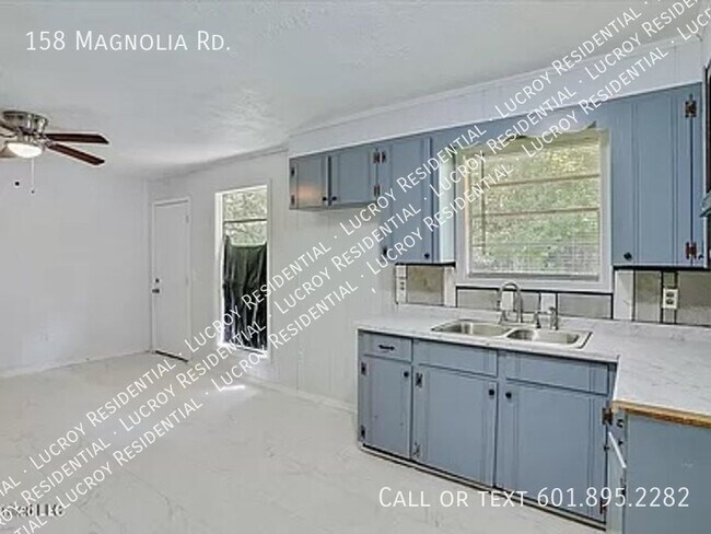 Building Photo - Cute 3 bedroom Cottage