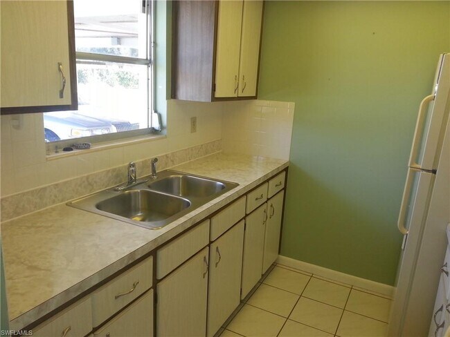 Building Photo - 2213 Gladiola Dr