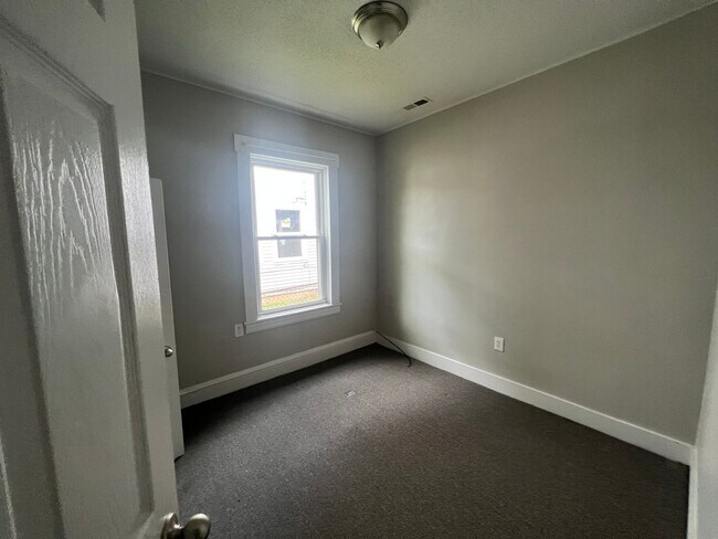Foto del edificio - 2225 Russell Ave SW 2+ bedroom 1 bath $1195