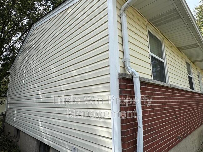 Building Photo - 1372 Farmview Ave