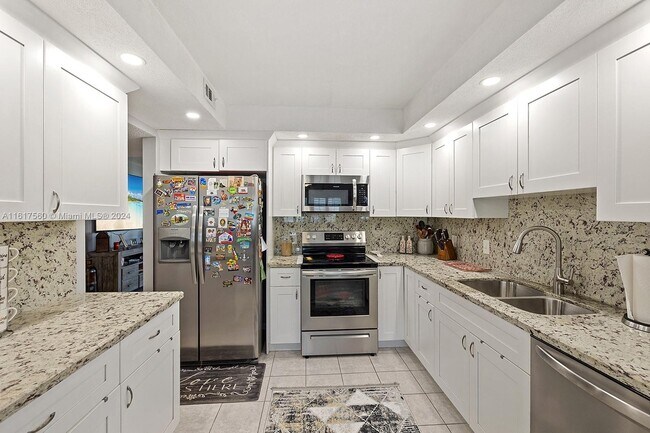 Building Photo - 700 SW 128th Ave
