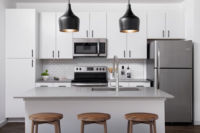 Crea comidas y recuerdos en tu cocina moderna. - Lofts at Highlands