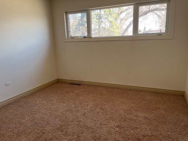 Building Photo - 5 Bed 2.5 Bath Unit in Red Deer, AB