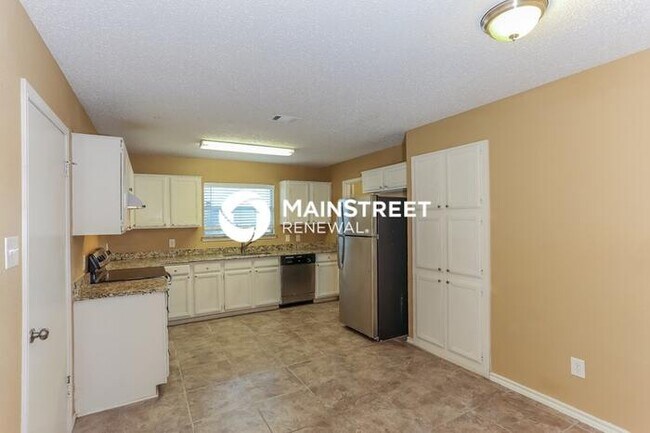 Foto del edificio - 4 Bedroom Pet-Friendly Home in Arlington, TX with Main Street Renewal