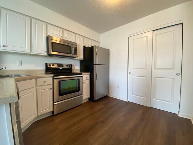 Building Photo - 6405 Blue Knoll Dr