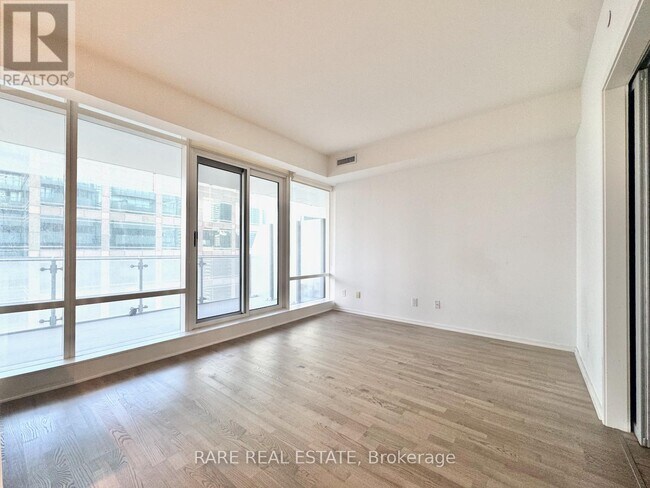 Photo du bâtiment - 1-1601 Bloor St E