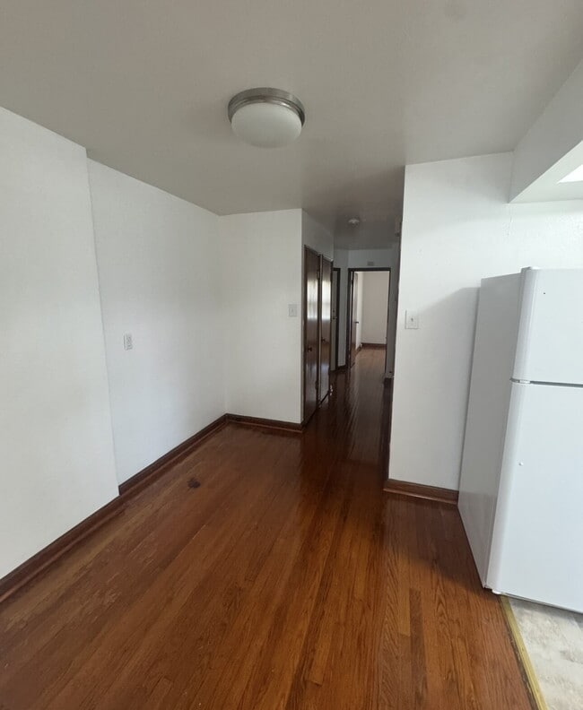 Building Photo - ** MOVE-IN SPECIAL. Half Off 1st Months Rent** 1.5-Bedroom Apartment with Bonus Room & Hardwood F...