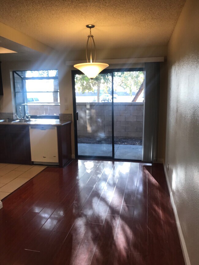 Dinning - 1220 W Diamond St