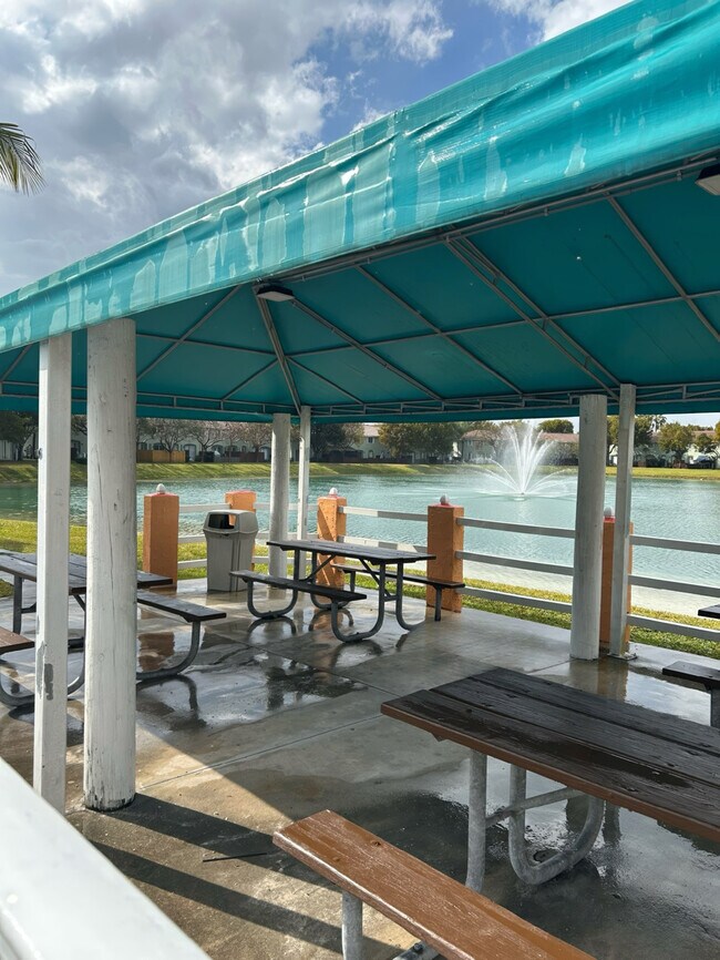 Building Photo - 2637 SE 16th Ter