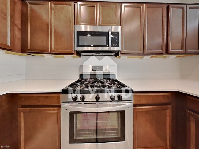 Foto del edificio - 5 br, 3 bath House - 1318 E Irwin Ave