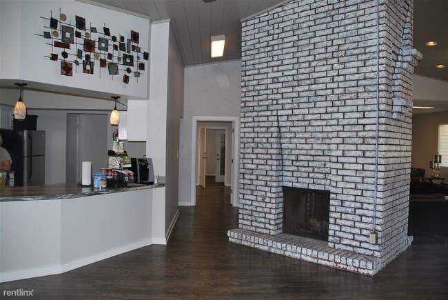 Building Photo - 12821 Stratford Dr