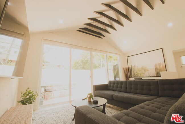 Foto del edificio - 9042 Phyllis Ave