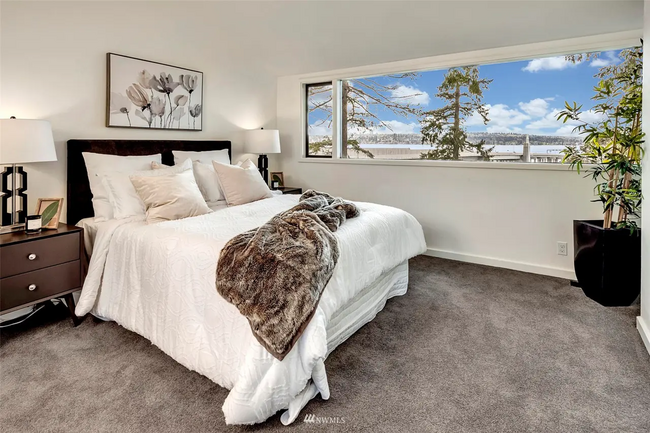 Foto del edificio - 3217 Evergreen Point Rd