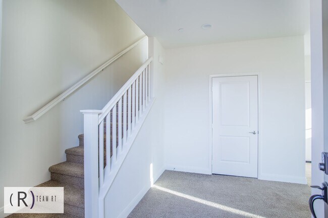 Foto del edificio - Stunning Three-Story Home! 3 Bed / 3 Bath ...