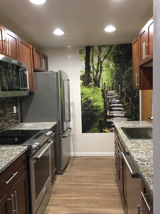 Foto del edificio - Charming 2-Bed, 2-Bath Condo in Des Moines, Walking Distance to the Marina!!!