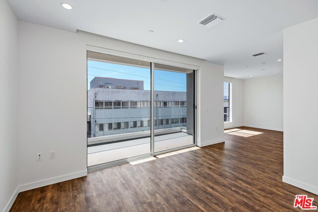 Building Photo - 714 N Sweetzer Ave