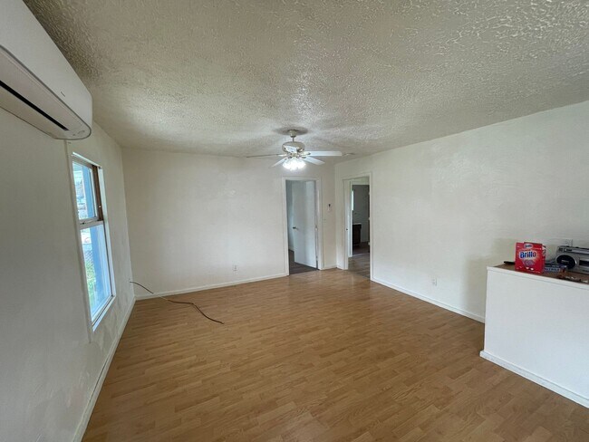 Building Photo - 2 Bedroom House With Large Yard.