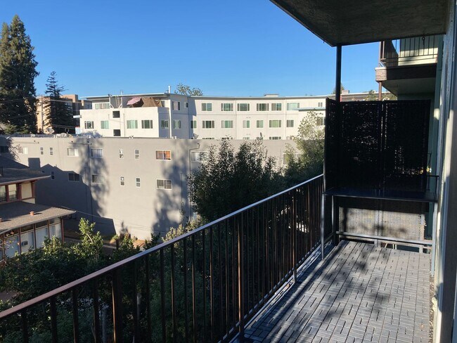Building Photo - Charming Condo Near Lake Merritt w/ Parkin...