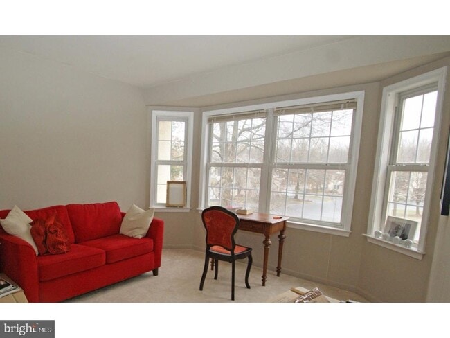 Foto del edificio - 727 Locust Ln