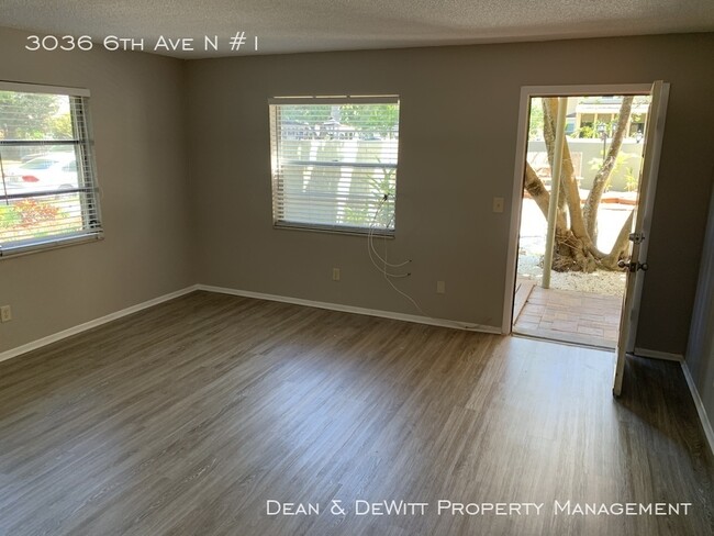 Building Photo - Prime Location!  Kenwood 2/1 Apartment; 1s...