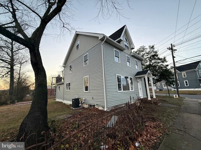 Foto del edificio - 111 E Barber Ave