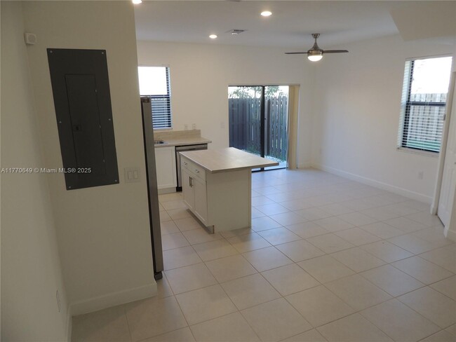 Foto del edificio - 829 NE 211th St