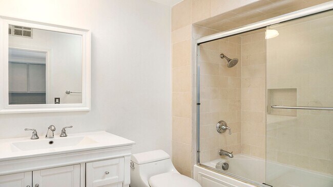 Foto del edificio - Beautiful townhome with private sun deck