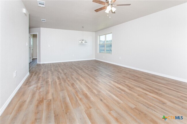 Foto del edificio - 2542 Leroy Ln