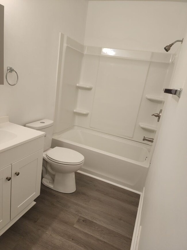 Building Photo - Fully Renovated 2 Bedroom Duplex!