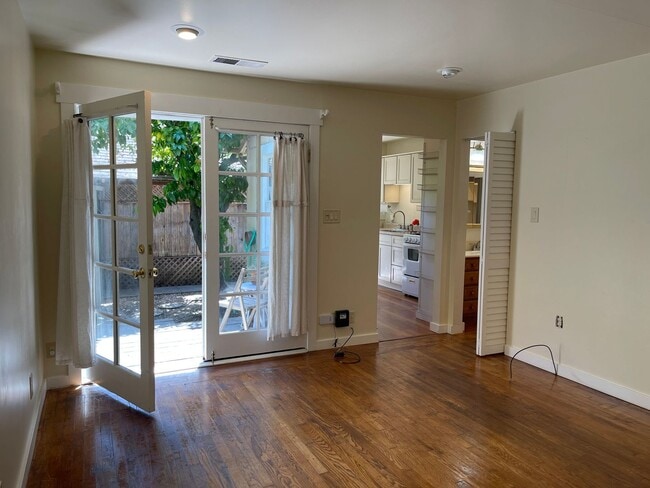 Building Photo - Quaint and cozy studio located near downto...