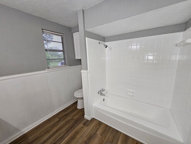 Building Photo - Big open floor plan. Recently renovated