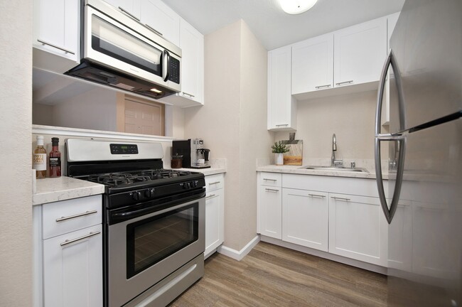 Cocina en el plano de planta de 1 dormitorio - Cobblestone Creek Apartments