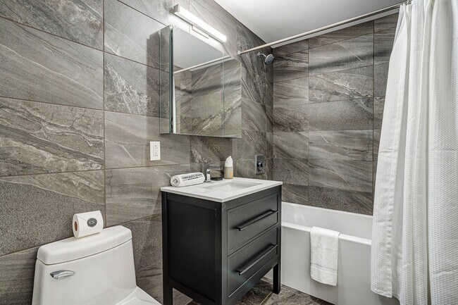 Building Photo - 2100 Rue de Bleury